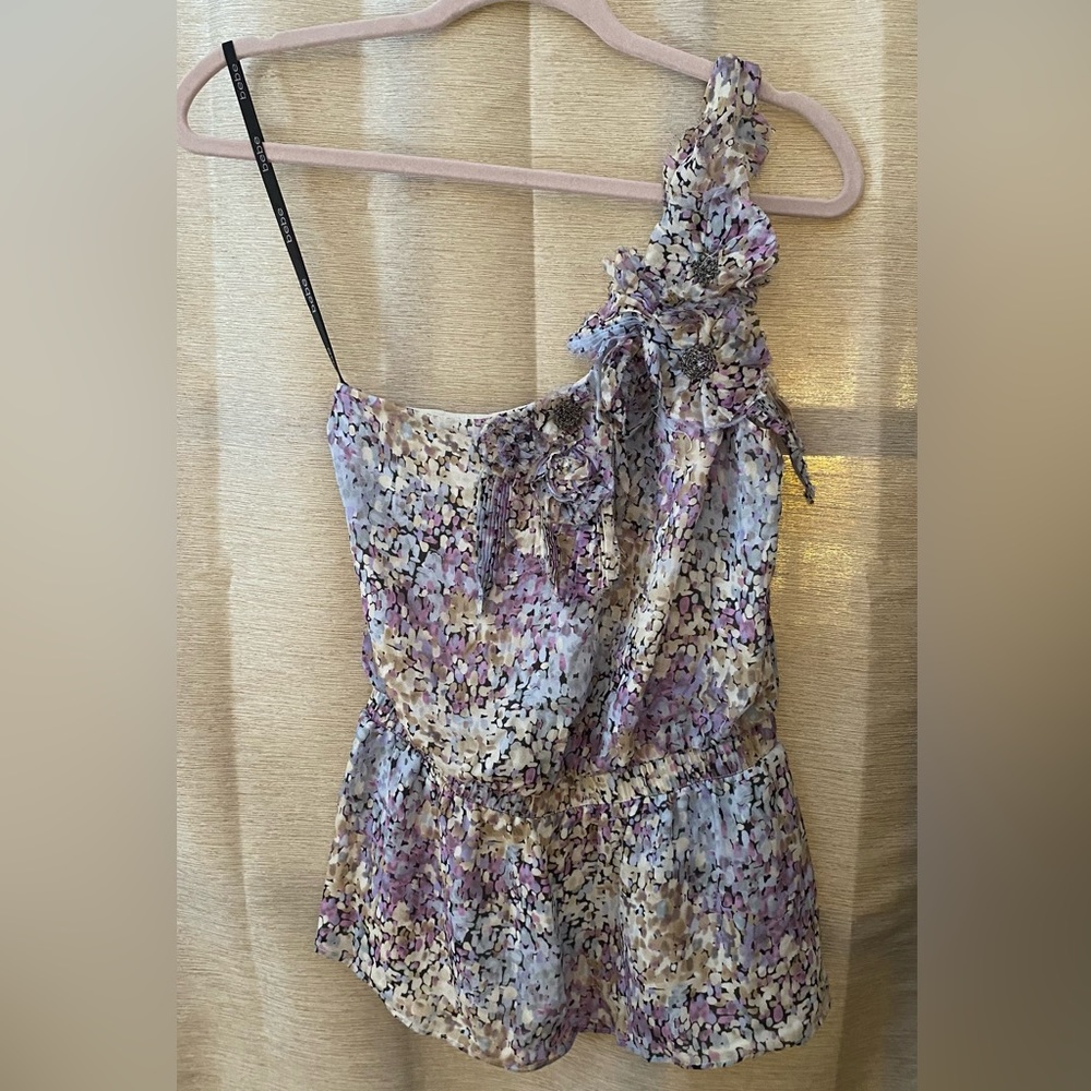 Bebe one shoulder top with beautiful detail.